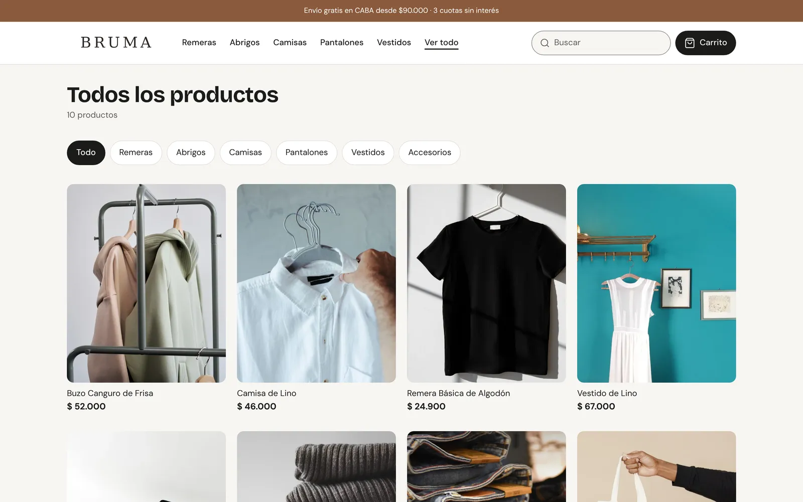 El catálogo de la tienda online en la compu, con las categorías y las fotos de cada producto