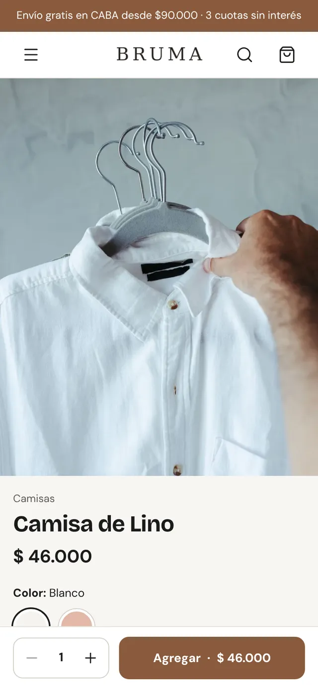 La ficha de una camisa de lino en la tienda, con el color elegido, el precio y el botón para agregar
