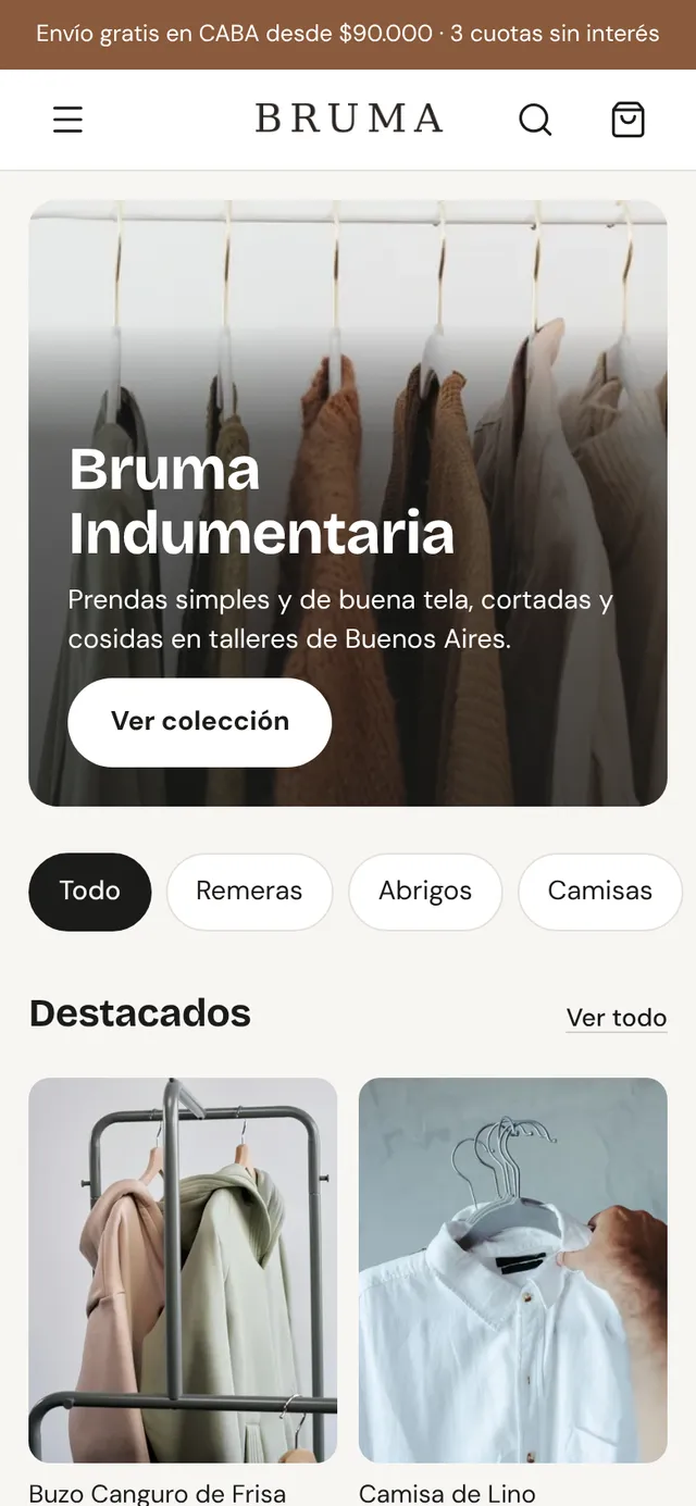 La tienda online de una marca de ropa en el celular de un comprador, con su banner, sus categorías y los productos destacados
